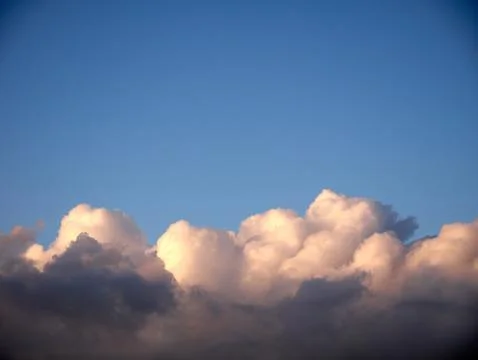 White fluffy cumulus clouds in the summer sky, natural clouds background Foto stock