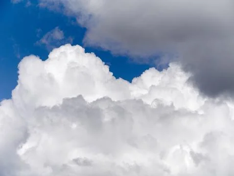 White fluffy cumulus clouds in the summer sky, natural clouds background Foto stock