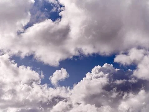 White fluffy cumulus clouds in the summer sky, natural clouds background Foto stock