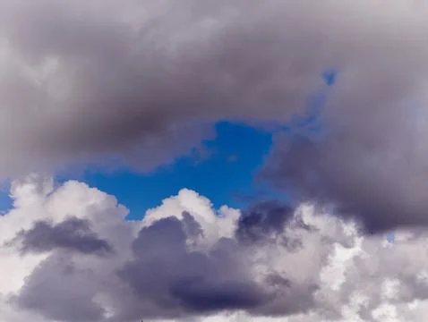 White fluffy cumulus clouds in the summer sky, natural clouds background Foto stock