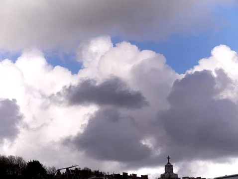 White fluffy cumulus clouds in the summer sky, natural clouds background Foto stock