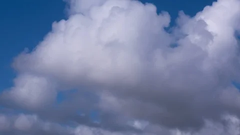 White fluffy summer clouds in blue sky time lapse Vídeos de archivo 109261606