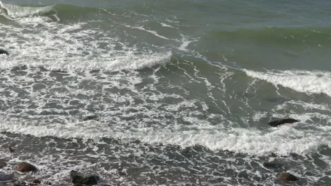 White foaming ocean waves in close-up view from a steep coast - top view Stock-Footage 139148644