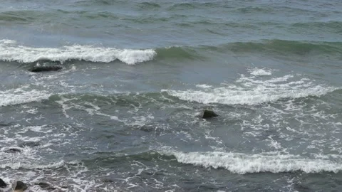 White foaming sea waves in close-up view from a steep coast - top view Stock-Footage 139150786