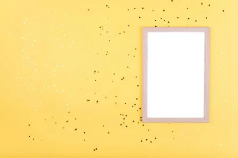 White frame on yellow background with gold sequins White frame on yellow b... 스톡 사진