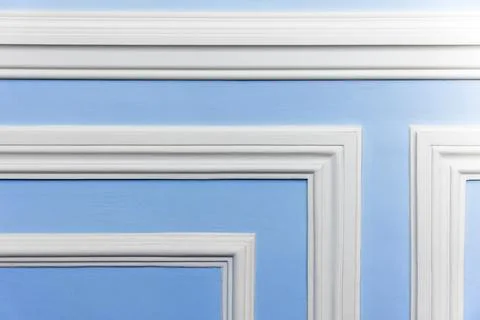 White frames corners are over blue backdrop. Classic wall moulding Foto stock