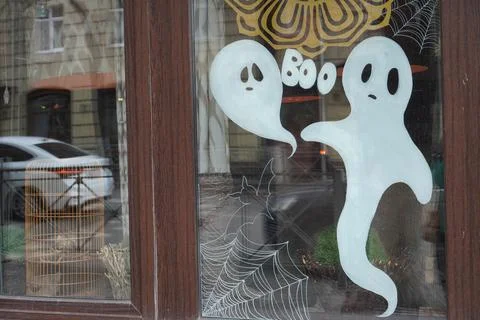 White ghosts in the form of a pattern on the glass of a window with reflections Foto stock