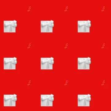 White gift boxes on red background. Seamless pattern, holiday concept Foto stock