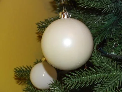White globe in a Christmas tree Stockfoto's
