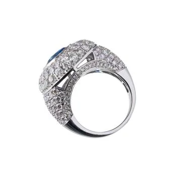 White gold ring with diamonds 스톡 사진