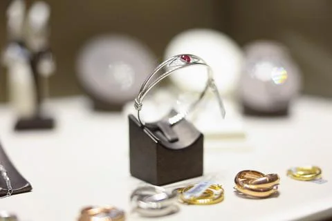 White gold ring with ruby on shop window closeup 库存照片