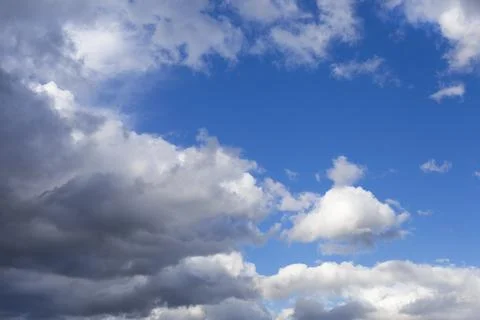 White-gray clouds fly across the blue sky. Texture of clouds and sky 库存照片