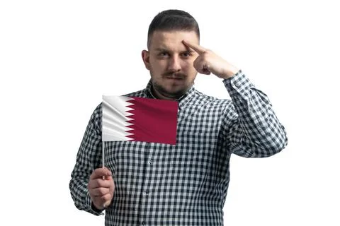 White guy holding a flag of Qatar and a finger touches the temple on the head Foto stock
