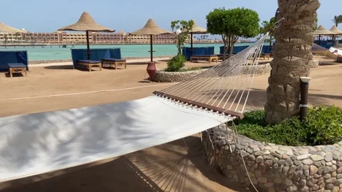 A white hammock swing between two palm trees. The hammock looks cozy. Detai.. 스톡 동영상 314395556