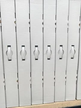 White handled cardboard boxes placed on electronics store shelving in organ.. Foto stock