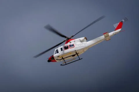 A white helicopter in flight 库存照片