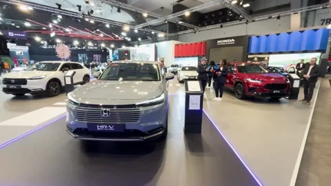 White honda hr v e hev elegance showcased honeycomb grille hybrid efficiency Stock Footage 328209784