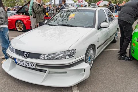 A white Honda Integra Type R, modified with an aerodynamic kit, is displaye.. 스톡 사진