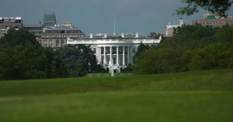 White House across Grass with 2 Tourist Washington DC Vidéo 66487787