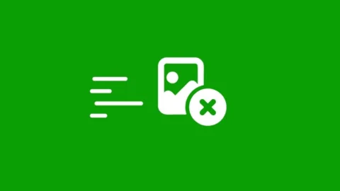 White icon of image deletion with motion blur lines moving across green scr.. Vidéo 347377618