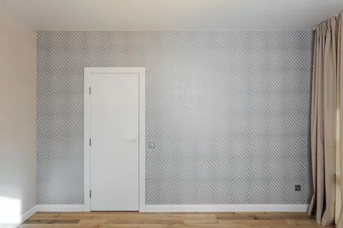 White interior door in an empty room Foto stock