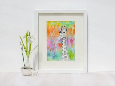 White interior setting. Framed giraffe artwork with colourful background. Foto stock