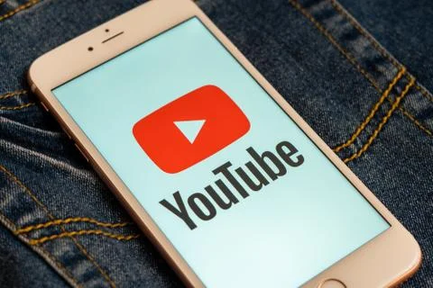 White iPhone with red logo of social media YouTube on the screen. Foto stock