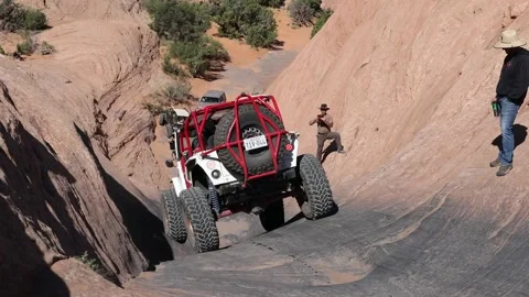 White Jeep Rubicon going down Hells Gate Jeep obstacle Stock Footage 163158354