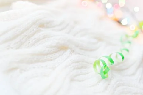 White knitted with a pattern textured background. Stockfoto's