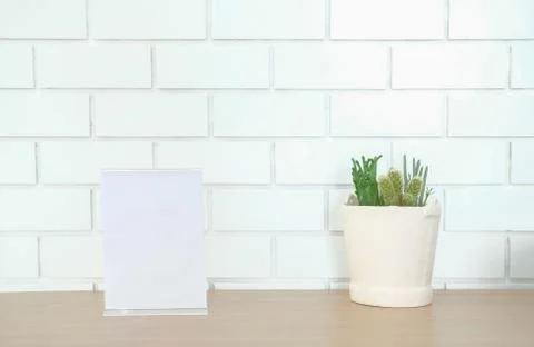White label in cafe. display stand for acrylic tent card near white brick wal Stock-Fotos