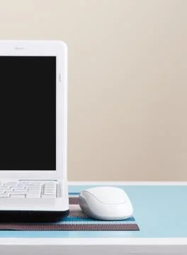 White laptop on table - place for text. Foto stock