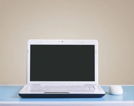 White laptop on table - place for text. Foto stock