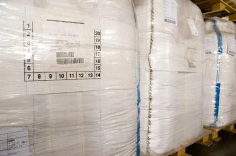 White large containers for bulk material on pallets Foto stock