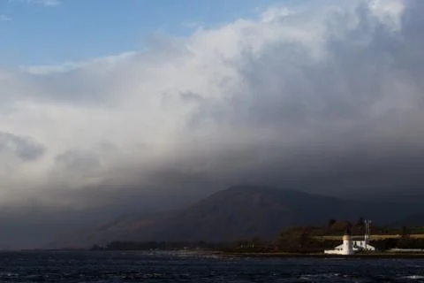 White Lighthouse and Storm Cloud Bank Foto stock