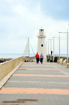 White lighthouse at the bottom of the road Foto stock