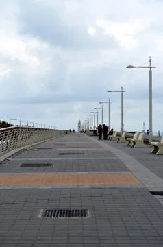 White lighthouse at the bottom of the road Foto stock
