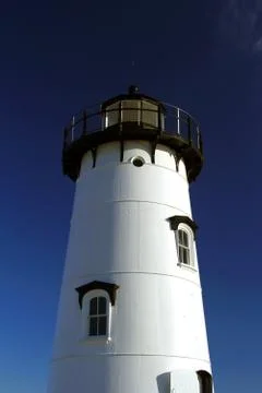 White Lighthouse on Deep Blue Sky Foto stock