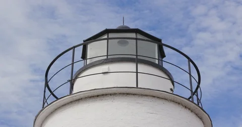 White Lighthouse Lantern Room Along Sea Under Blue Sky Vidéo 119001445