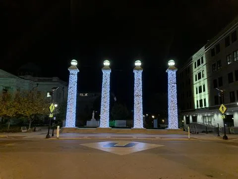 White lights at 4 doric columns at Boone County Court House Foto stock