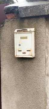 A white mailbox with a keyhole on the front.  Foto stock