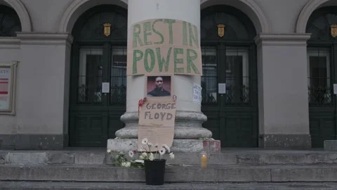 White man commemorating George Floyd in the day of his funeral Stock Footage 131934394