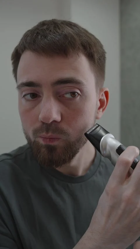 White man precision beard trimming with electric trimmer 動画素材 333332197