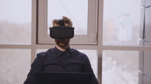 White man testing VR simulator in game development office. Video stock 119454651