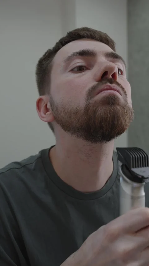 White man trimming underchin beard line athletic coach grooming 動画素材 333332088