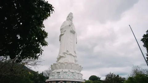 White marble lady buddha statue at linh ung pagoda in da nang, vietnam, und.. Stock-Footage 336982780