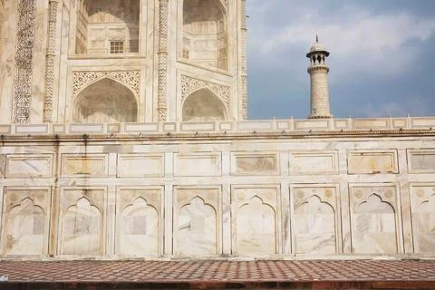 White marble structure of platform and single pillar of Taj Mahal seven won.. Foto stock