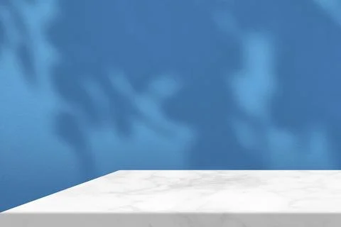White Marble Table Corner with Light Beam on the Blue Concrete Wall Background. Foto stock