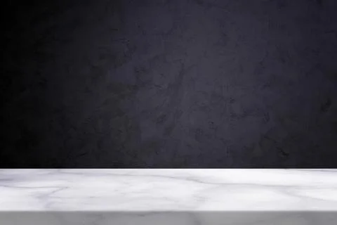 White Marble Table with Shadow and Spotlight on the Dark Blue Concrete Wall. Foto stock
