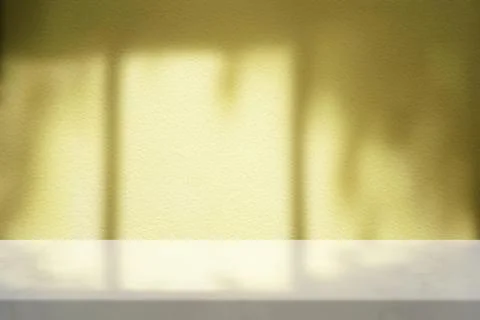 White Marble Table with Sunset Light and Shadow on Concrete Wall. Foto stock