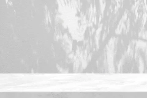 White Marble Table with Tree Shadow on Concrete Wall Texture Background Foto stock
